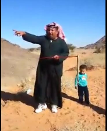 بالفيديو... كيف أنقذ عصفور مواطناً سعودياً من هجوم الأفعى عليه