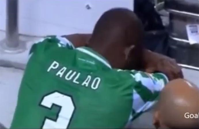 بالفيديو.. لاعب يبكي بعد تعرضه لهتافات عنصرية من جماهير فريقه