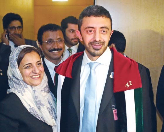 الشيخ عبدالله بن زايد والوفد الاماراتي فرحين بالفوز في باريس امس﻿