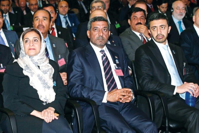 الشيخ عبدالله بن زايد ال نهيان ولبنى القصيمي والشيخ احمد بن سعيد ال مكتوم قبل اعلان النتيجة رويترز﻿