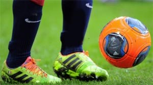 بالفيديو.. لاعب كرة قدم أرجنتيني يُسقط لاعبين بـ"زحلقة" واحدة 