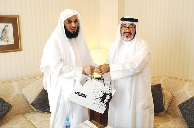الزميل يوسف عبدالرحمن يقدم هدية الانباء للشيخ عائض	هاني الشمري