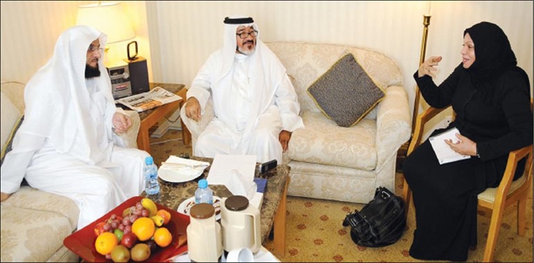 الشيخ عائض القرني يجيب عن اسئلة الزميلة ليلى الشافعي والزميل يوسف عبدالرحمن مستمعا