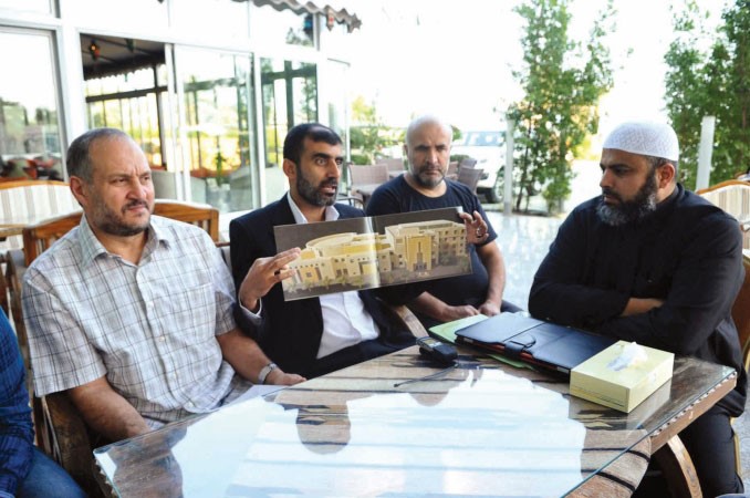 اعضاء الوفد يعرضوننموذج لاحدى مراحل العمل في المركز﻿
