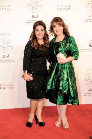 الفنانة هدى حسين وشقيقتها سحر ﻿