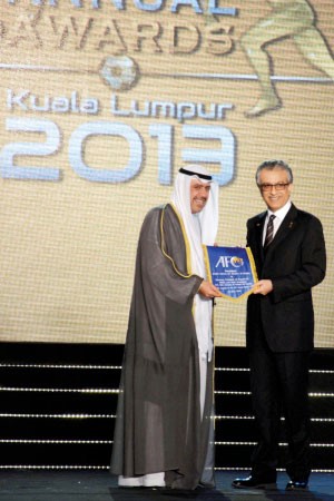 رئيس المجلس الاولمبي الاسيوي الشيخ احمد الفهد يتسلم شعار الاتحاد الاسيوي من الشيخ سلمان بن ابراهيم﻿