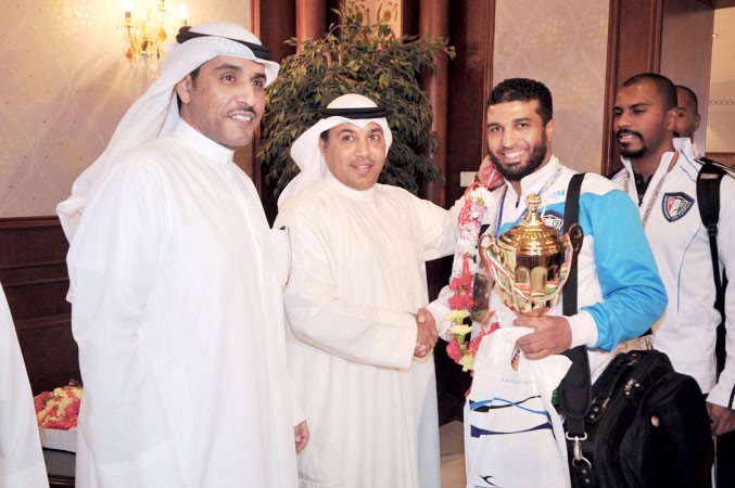 وليد الصميعي وفايز المطيري في استقبال المدرب احمد عبدالعال﻿