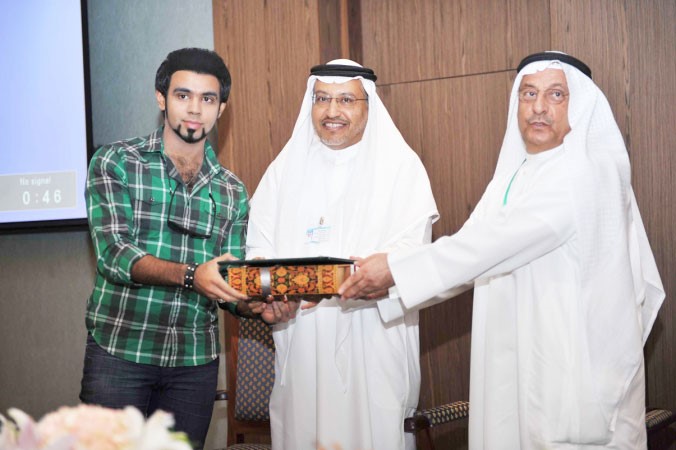 دعيسى المشيعي ودعبدالله المهنا يكرمان احد الاعلاميين على هامش المنتدى هاني عبد الله