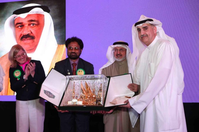 نزار العدساني مكرما احد المشاركين اسامة ابو عطية