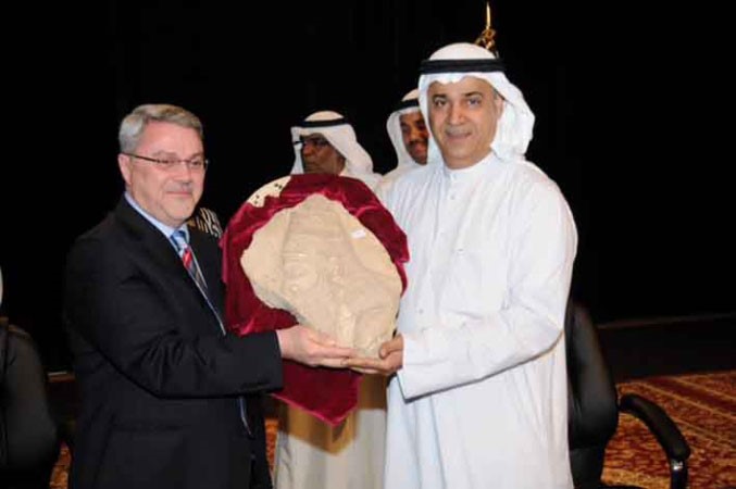 م علي اليوحة يسلم السفير العراقي محمد بحر العلوم احدى القطع الاثرية العراقية﻿