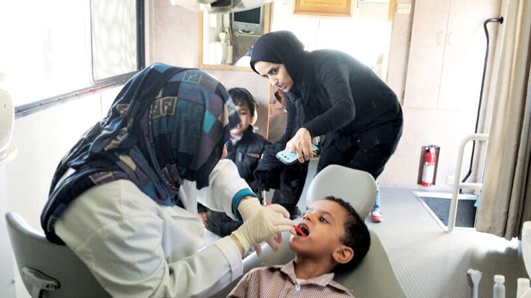 فحص اسنان احد الاطفال