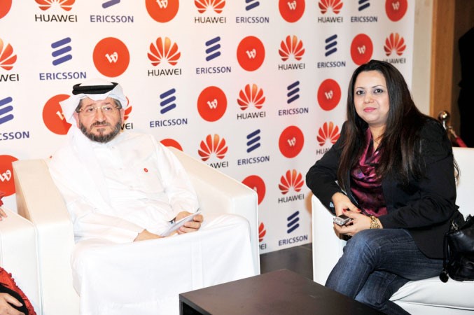 المدير العام والرئيس التنفيذي للوطنية للاتصالات معبد العزيز فخرو اثناء لقائه مع الزميلة منى الدغيمى هاني عبدالله﻿