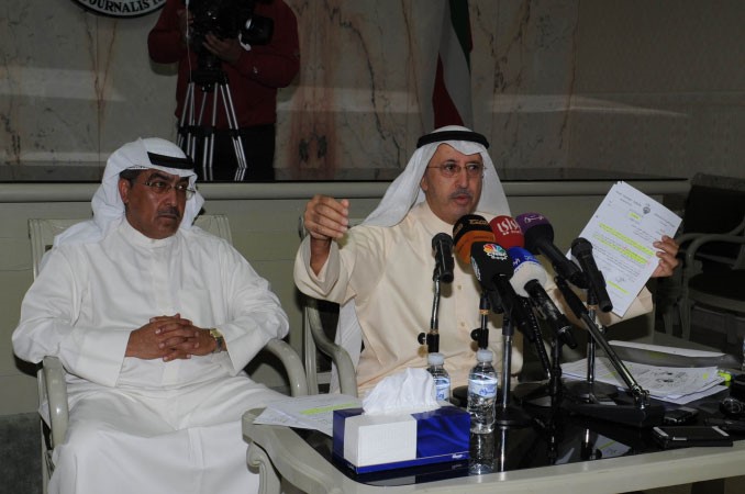 سامي النصف والزميل عدنان الراشد خلال المؤتمر الصحافي ﻿