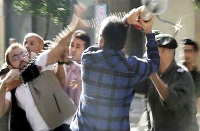 مراسل قناة الجديد رياض قبيسي خلال تعرضه للضرب من قبل عناصر من الجمارك	 محمود الطويل﻿