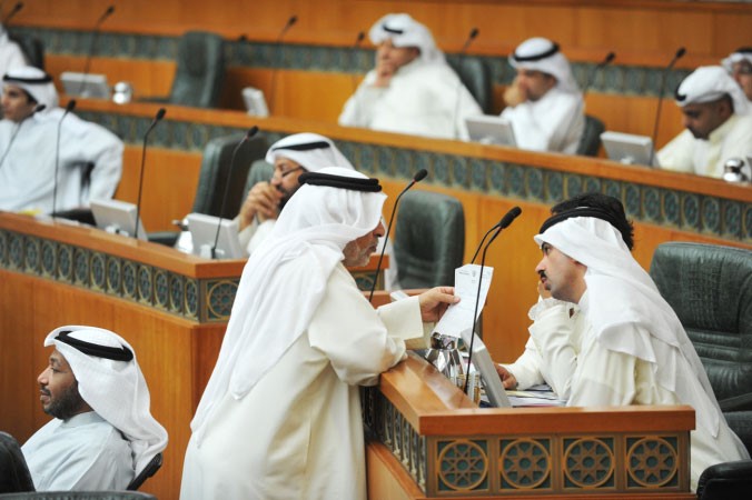 عبدالصمد يعرض ورقة على علي الراشد