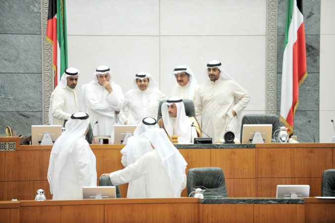 رئيس مجلس الامة مرزوق الغانم محاطا بالشيخ محمد العبدالله وكامل العوضي ويعقوب الصانع وفيصل الشايع وراكان النصف على المنصة متين غوزال