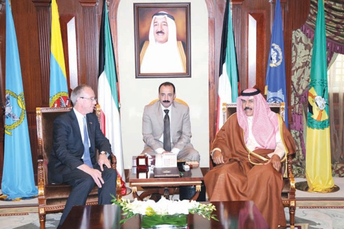 سمو ولي العهد الشيخ نواف الاحمد خلال استقباله سفير نيوزيلندا لدى الرياض والمحال للكويت رود هاريس ﻿