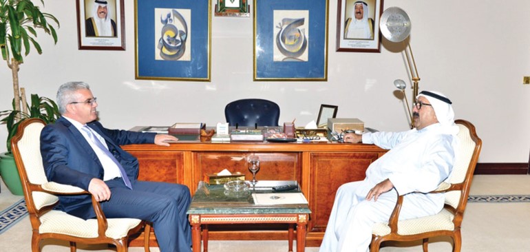 وزير شؤون الديوان الاميري الشيخ ناصر صباح الاحمد مستقبلا السفير الفلسطيني رامي طهبوب ﻿