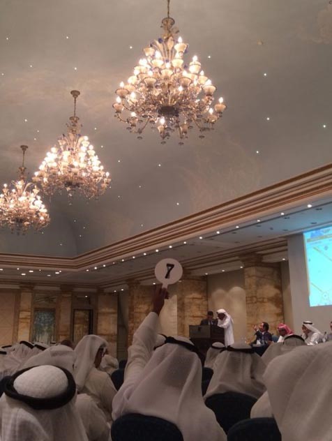 احد التجار يزايد للحصول على احد عقارات بيتك ويرفع رقمه التعريفي و المزايدهتصويرمحمود فاروق