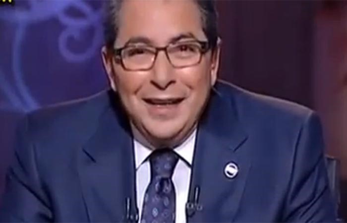 بالفيديو... محمود سعد يتغزل بمراسلة القناة على الهواء