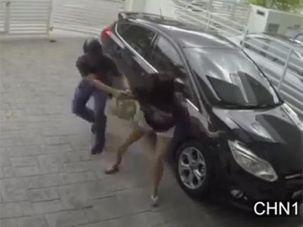 بالفيديو.. شابة أنيقة تطرح لصاً أرضاً وتوسعه ضرباً لن ينساه !