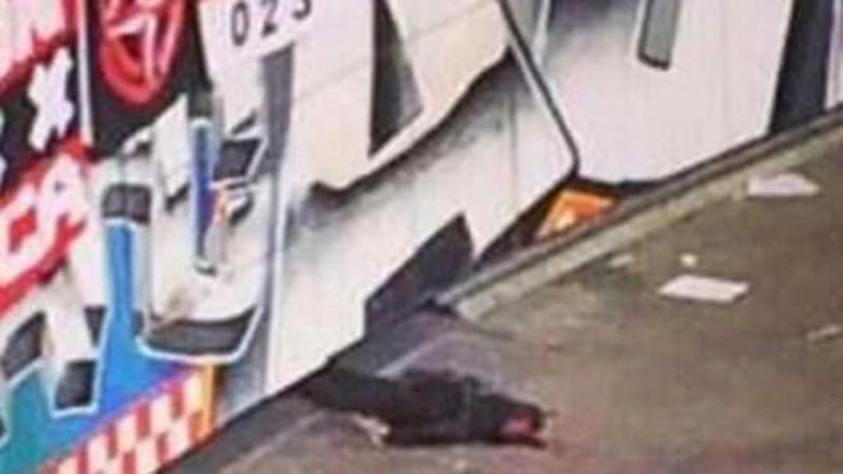 المشجع على الارض بعد سقوطه من المدرجات