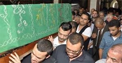 بالصور.. انهيار هيثم شاكر في جنازة والدته