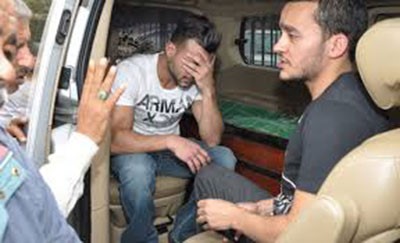 بالصور.. انهيار هيثم شاكر في جنازة والدته
