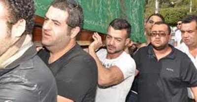 بالصور.. انهيار هيثم شاكر في جنازة والدته