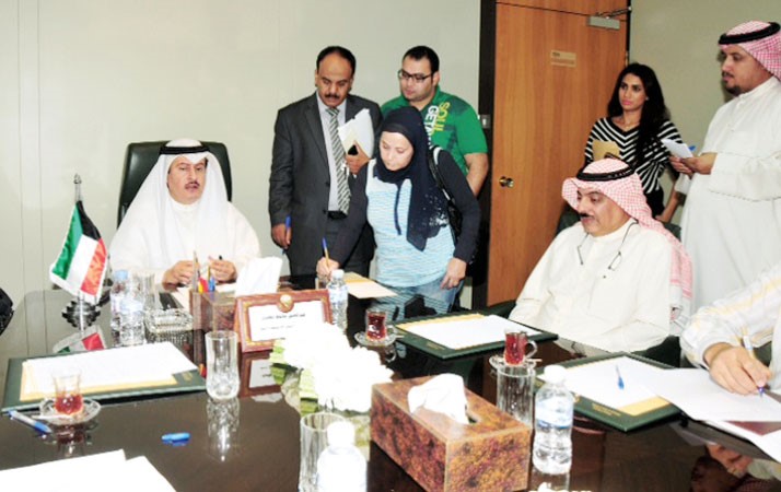 عبدالمحسن المطيري خلال المؤتمر الصحافي عقب لقائه مع ممثلي الشركات﻿