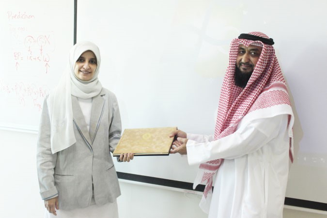 تكريم احدى المشاركات في الدورة التدريبية