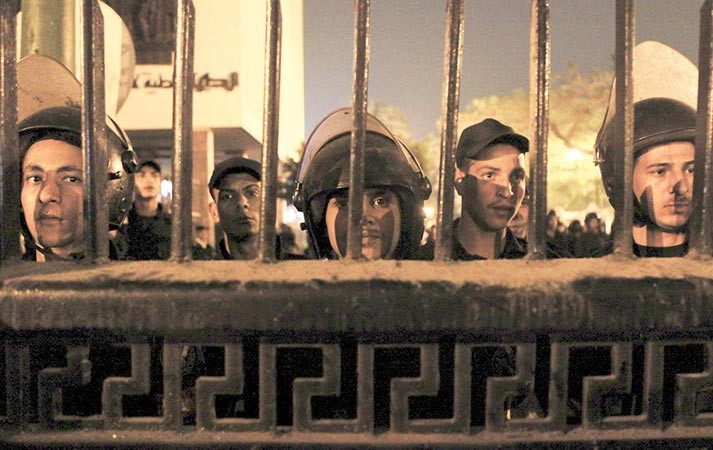 رجال شرطة مكافحة الشغب المصرية خلال احتجاج لمتظاهرين ضد قانون التظاهر امام البرلمان مساء امس الاول رويترز