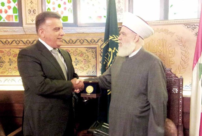 المفتي دمحمد رشيد قبانييقدمللمدير العام للامن العام اللواء عباس ابراهيم ميدالية دار الفتوى محمود الطويل