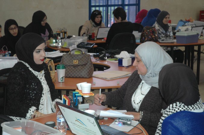 معلمات متدربات خلال مشروع الروبوت