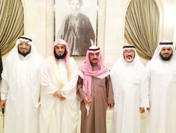 الشيخ سلطان بن حثلين خلال استقباله الشيخ عائض القرني بحضور فلاح العجمي والزميل يوسف عبدالرحمن﻿