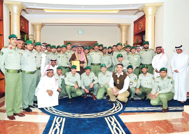 الشيخ مشعل الاحمد يحمل شهادة iso 90012008 في صورة تذكارية مع الفريق ناصر الدعي والعميد جمال الذياب ومنتسبي الديوان من مستشارين وضباط صف وافراد ومهنيين 