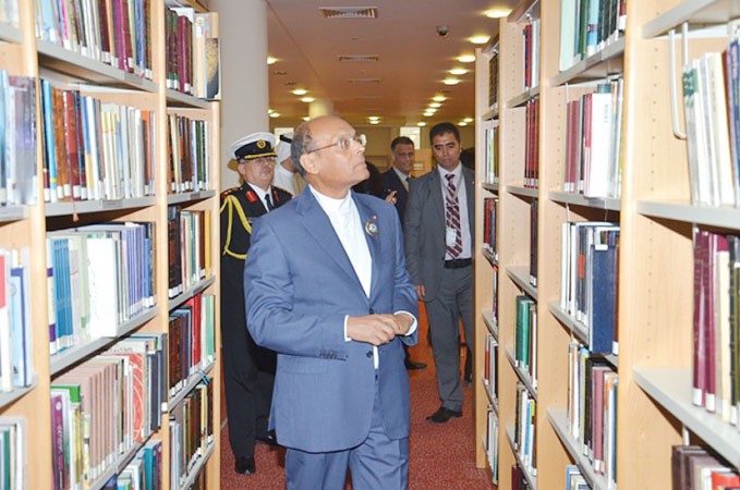 ويطلع على بعض مقتنيات المكتبة﻿