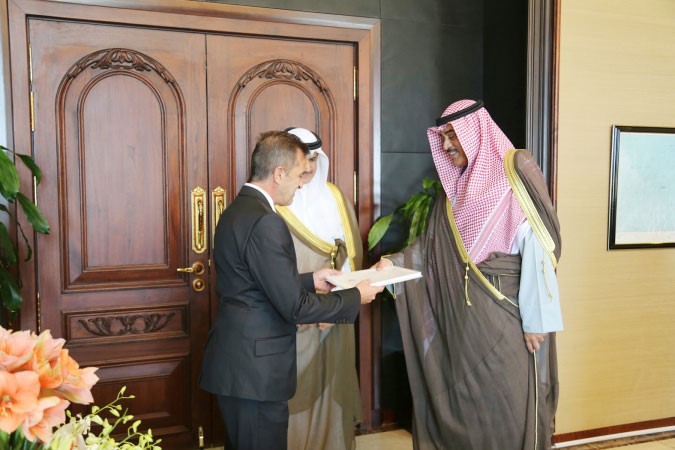 الشيخ صباح الخالد يتسلم نسخة من اوراق اعتماد احد السفيرين