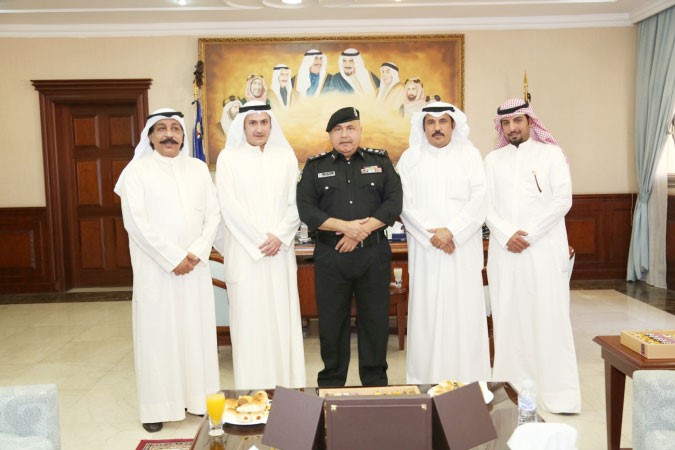 وكيل وزارة الداخلية متوسطا قوة مكافحة المخدرات﻿