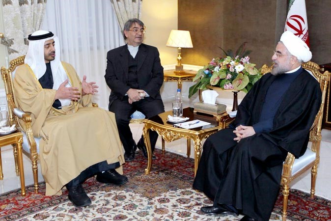الرئيس الايراني حسن روحاني خلال اجتماعه بوزير الخارجية الاماراتي الشيخ عبدالله بن زايد في طهران امس 	افپ