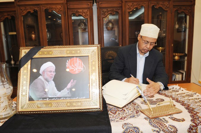 عميد السلك العربي سفير الصومال عبدالقادر شيخ يقدم واجب العزاء﻿
