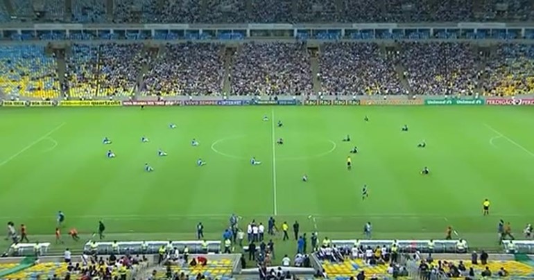 بالفيديو.. لاعبو فريقين في البرازيل يوقفون المباراة ويجلسون جميعاً على أرض الملعب