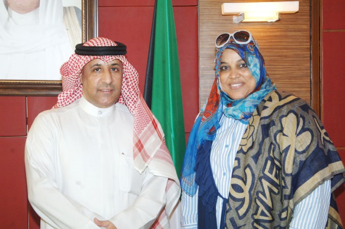 السفير عزيز الديحاني مع الزميلة هناء السيد	 ناصر عبدالسيد﻿