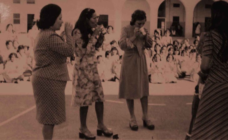 الناظرة مع المدرسات يشجعن الطالبات﻿