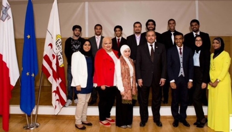  القائم بالاعمال بالانابة في سفارتنا لدى جمهورية مالطا السكرتير الاول حمد الفرهود مع الطلبة الكويتيين 