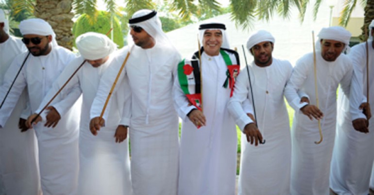 مارادونا يحتفل مع الاماراتيين مرتديا الزي العربي والغترة والعقال