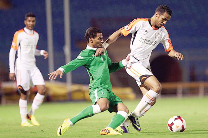 مهاجم الشباب نايف هزازي يمر من مدافع الاهلي