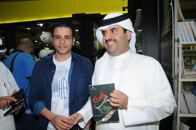 الشيخ دعيج الخليفة والكاتب عبدالعزيز الزيدي 	﻿