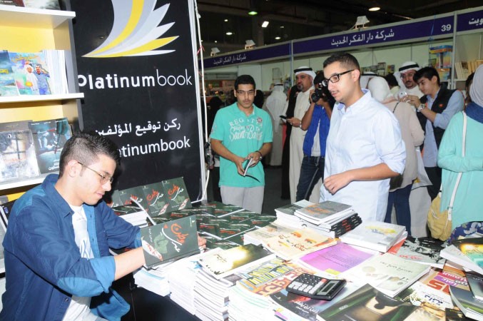 عبدالعزيز الزيدي يوقع الكتاب للقراء﻿