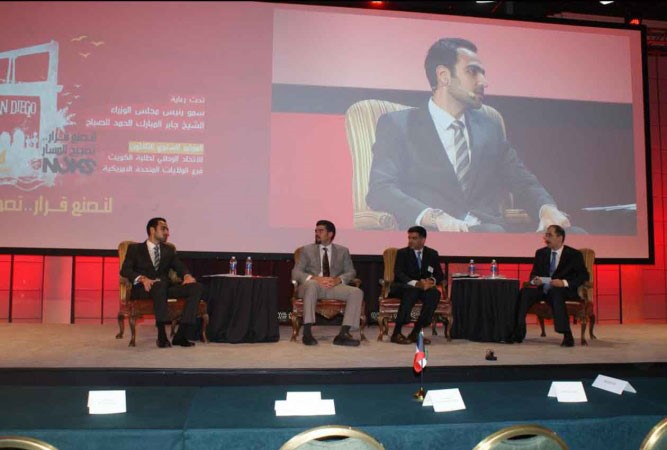  محمد الزنكي يسار متحدثا في ندوة كيبكو الاقتصادية